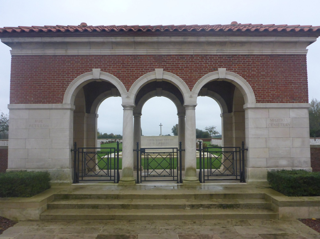 Rue Pettilon Military Cemetery景点图片