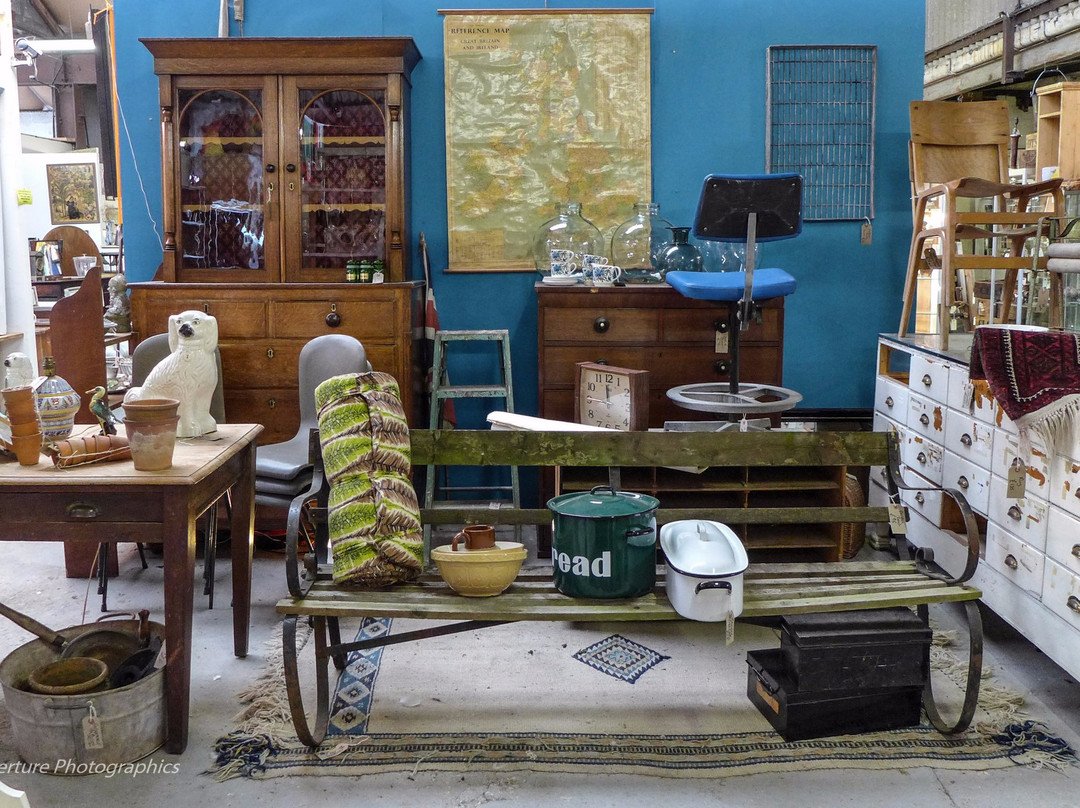 The Alleyways Antiques Centre景点图片