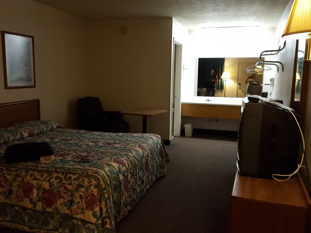 Brass Door Motel主图