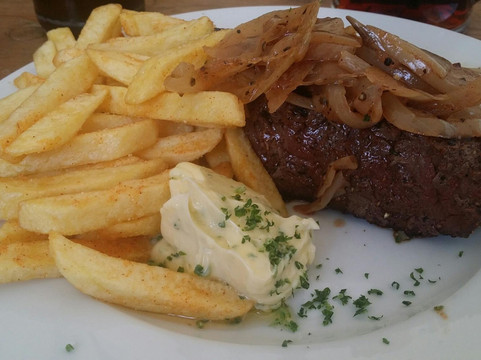 Holzerath餐馆和美食-Spießbratenhalle