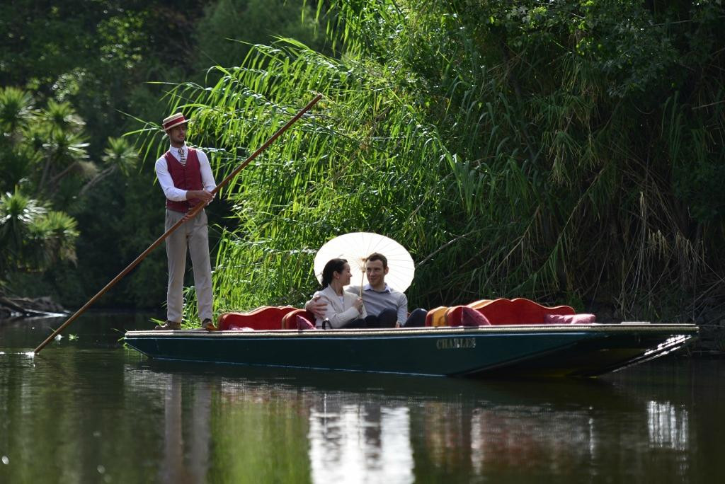 Punting On The Lake景点图片