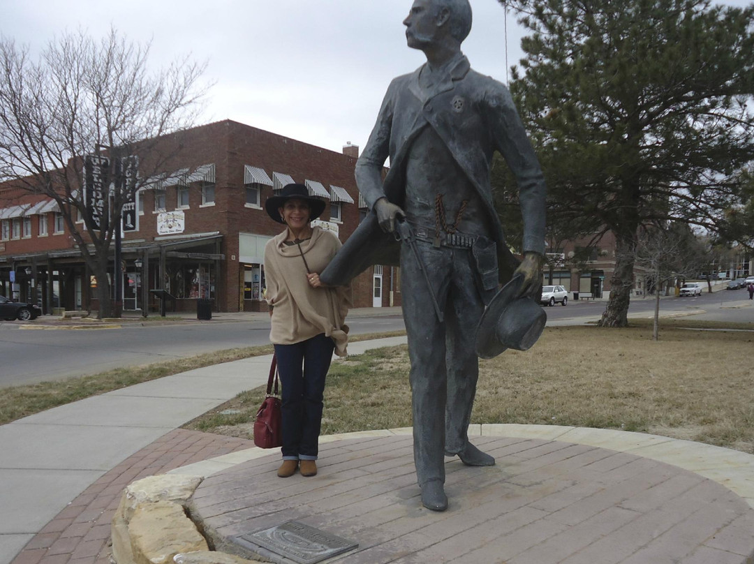 Cowboy Statue On Boot Hill-道奇城必去景点