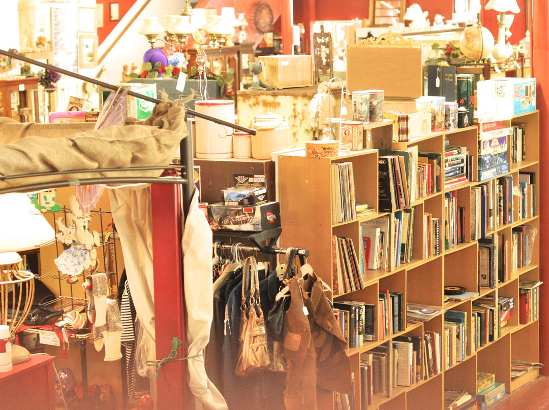 Oregon Street Antique Mall景点图片
