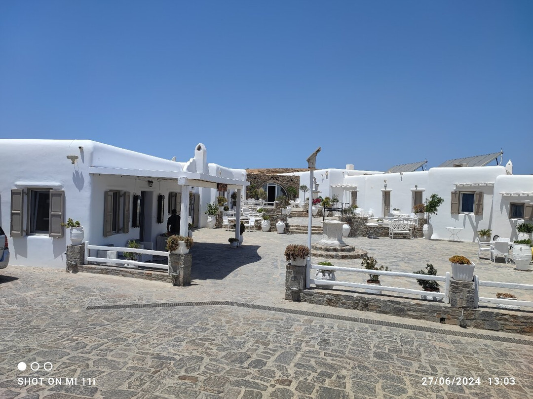 Eleni's Village Suites主图