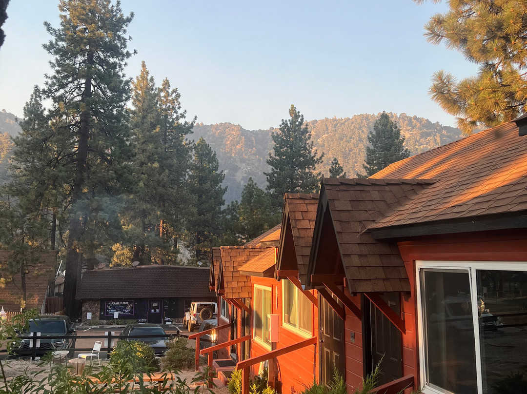 Grand Pine Cabins主图