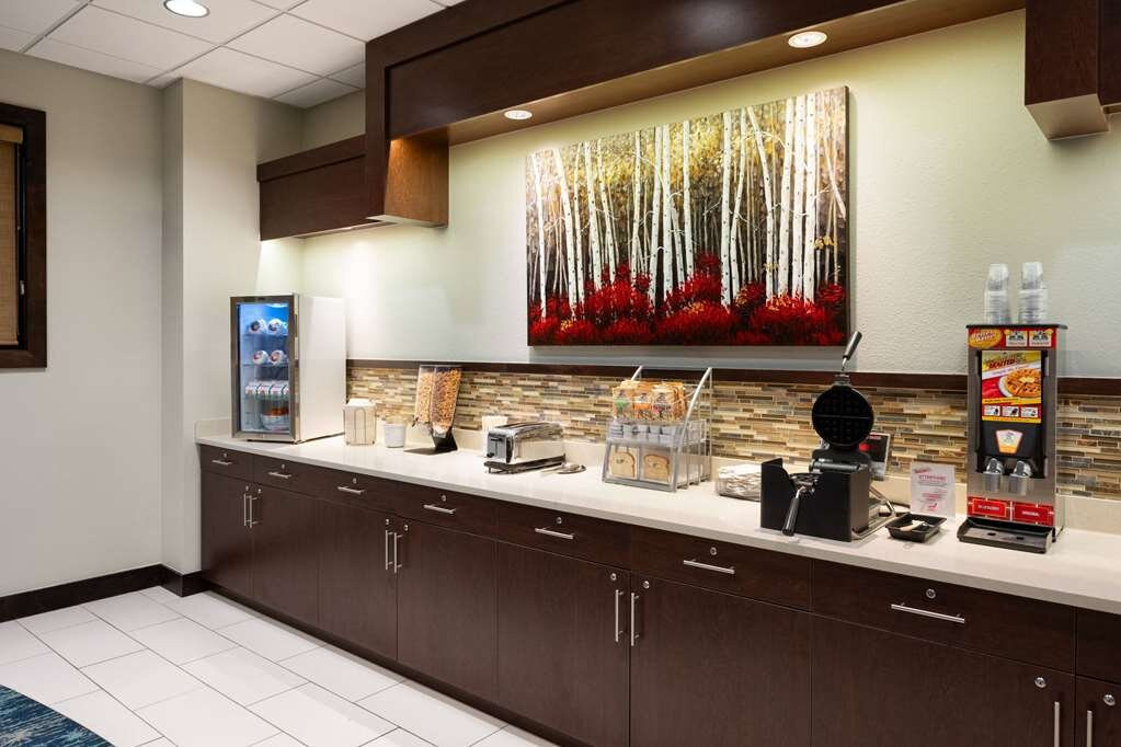 Super 8 by Wyndham Conrad主图