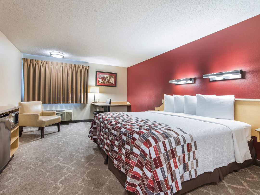 西雅图机场红屋顶客栈酒店主图