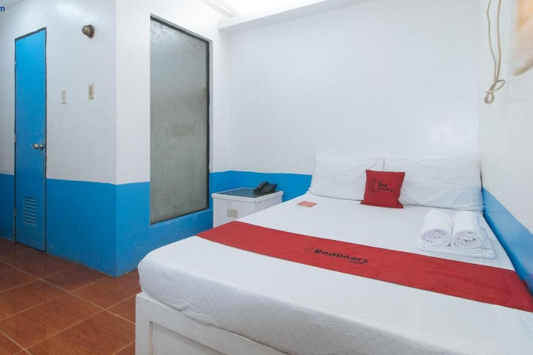 RedDoorz @ Moss Hotel Dasmarinas