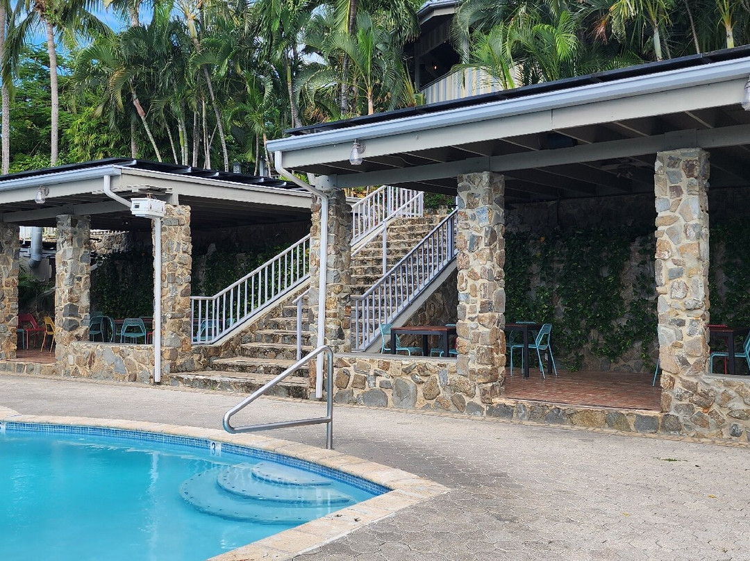 懒鹦鹉酒店主图