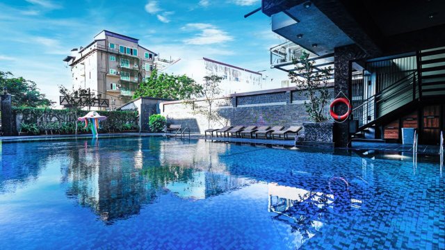 Sasha Transit Hotel-泳池