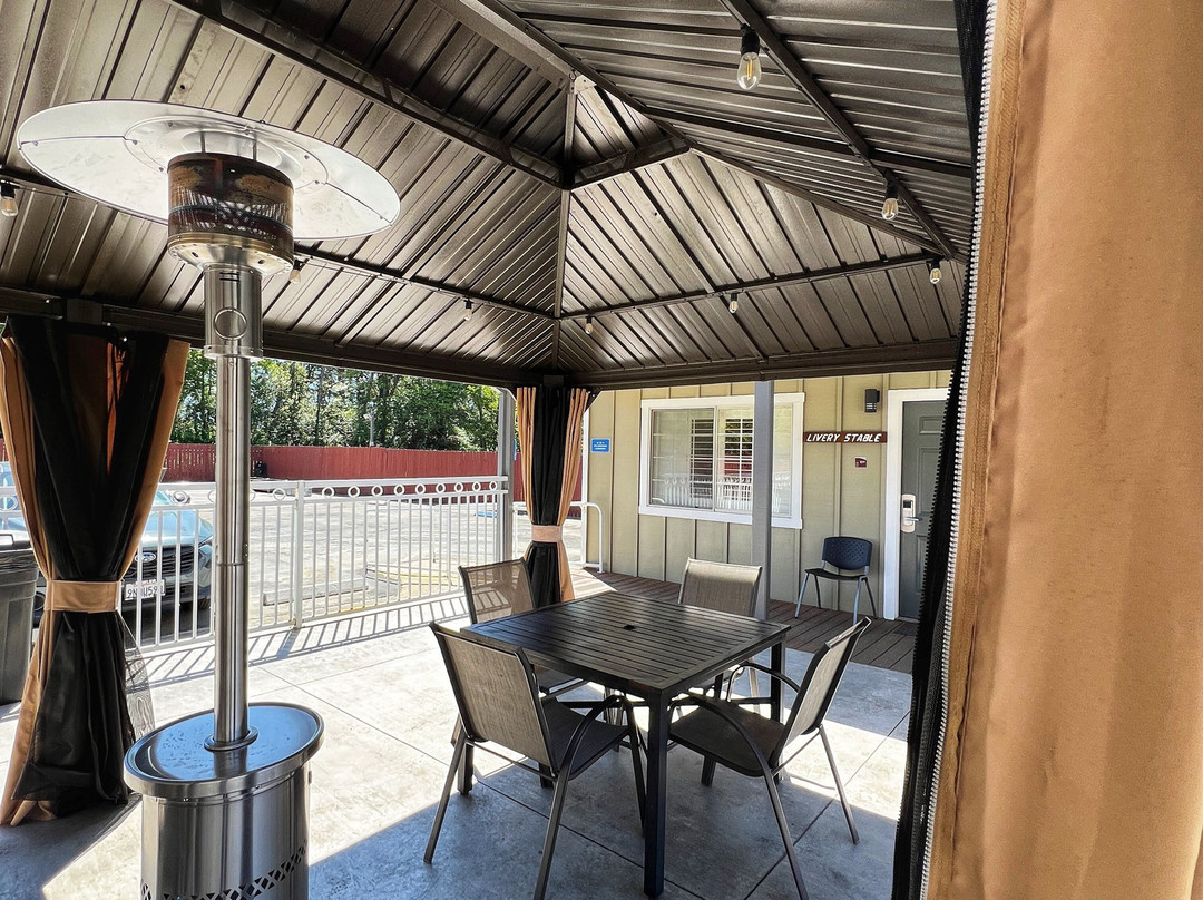 The Old West Inn主图