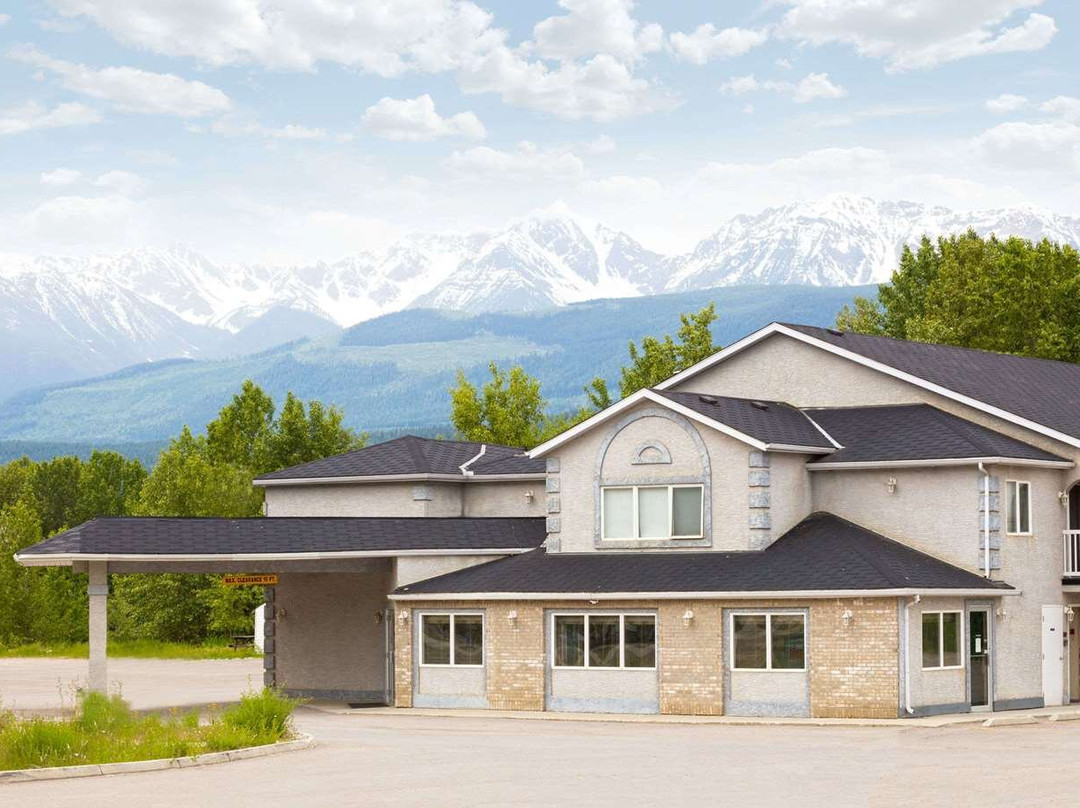 Super 8 by Wyndham Golden