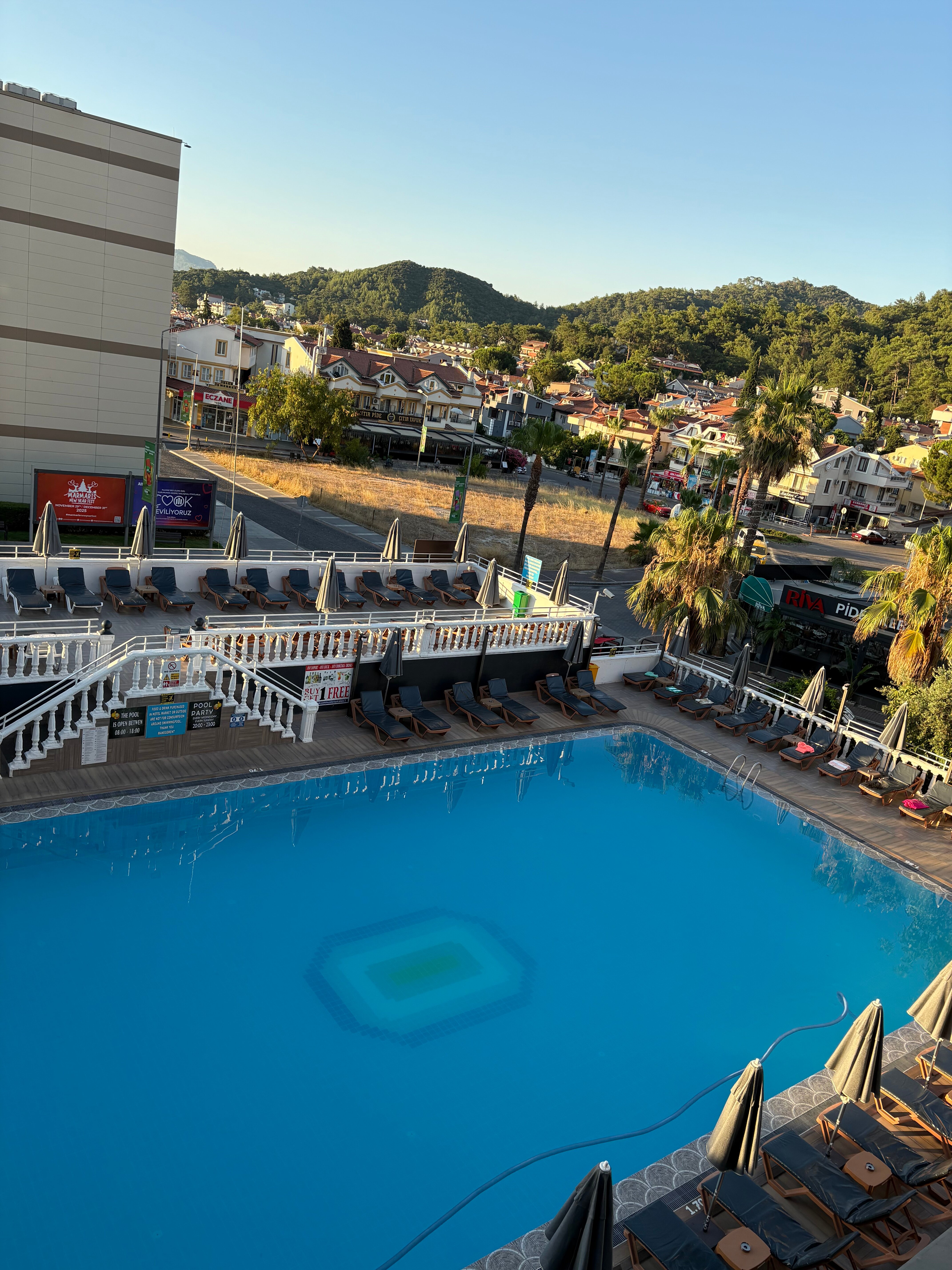 Musti's Royal Hotel Plaza-泳池