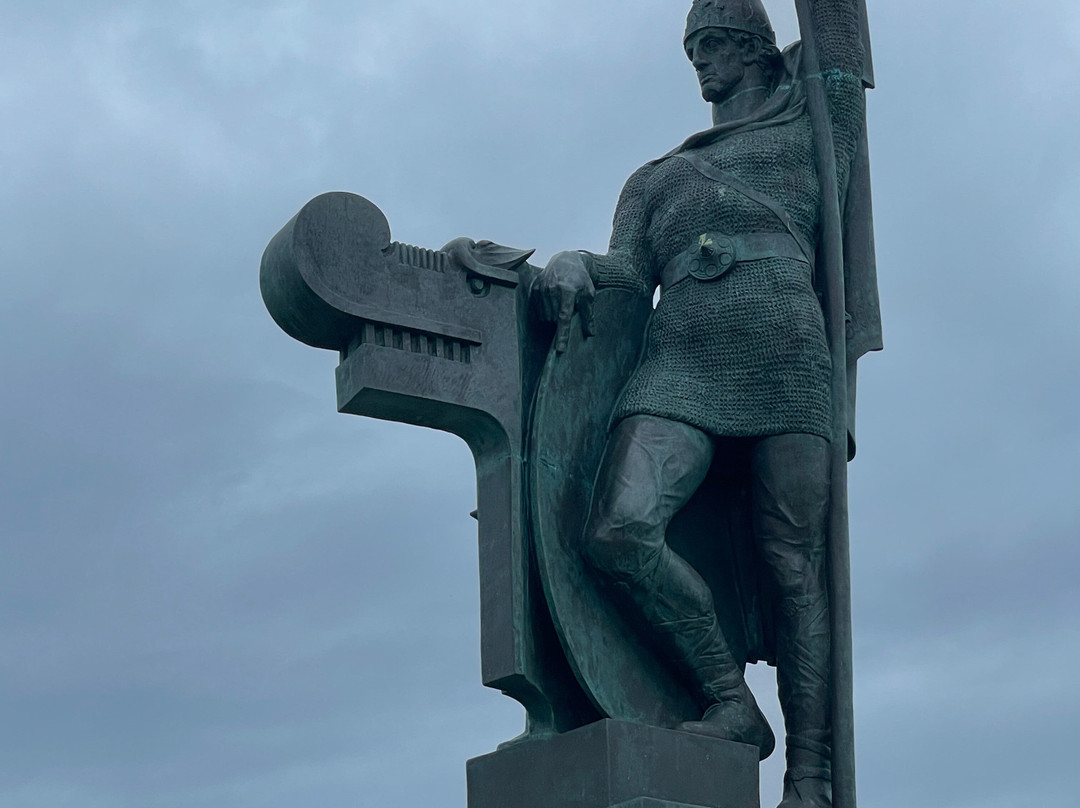 Arnarholl Statue-雷克雅未克必去景点