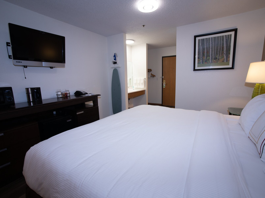 Alliance Hotel & Suites, a Howard Johnson by Wyndham主图