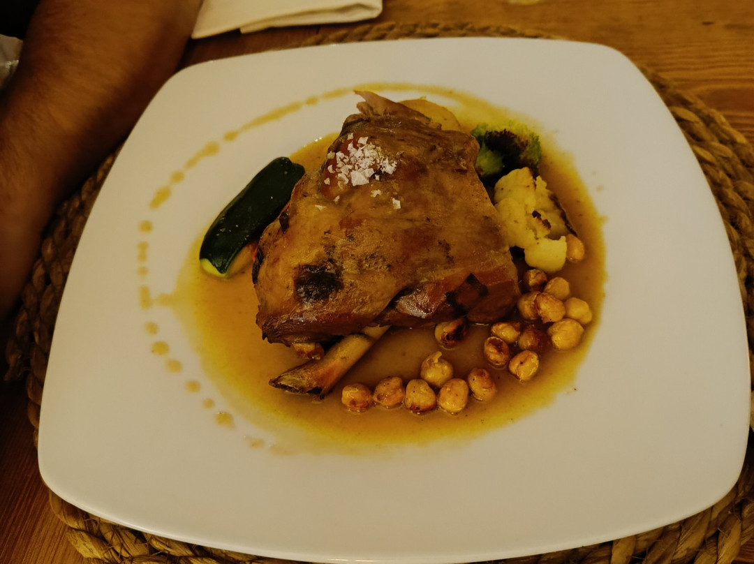 瑟罗德伊哈尔酒店主图