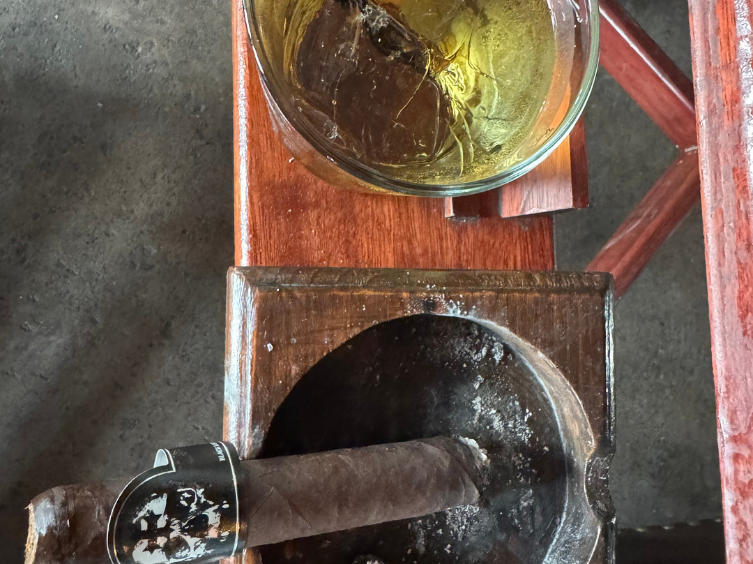 Aromas Cigar & Martini Bar-Road Town必去景点