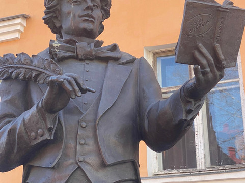 Kozma Prutkov Statue-阿尔汉格尔斯克必去景点