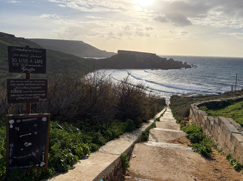 Ghajn Tuffieha Bay-梅雷赫必去景点