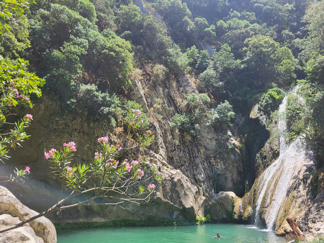 Polylimnio Waterfall-Charavgi必去景点