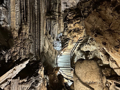 内尔哈溶洞 -内尔哈必去景点