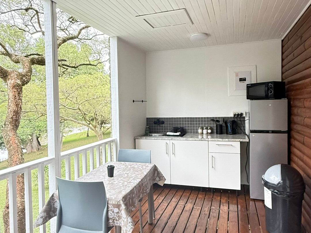 河马水滨山林小屋主图