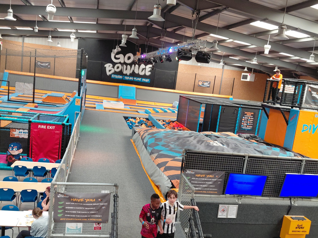 Go Bounce Extreme Trampoline Park-唐克斯特必去景点