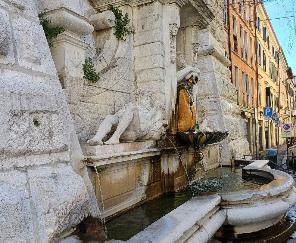 Torre e Fontana della Palata-布雷西亚必去景点