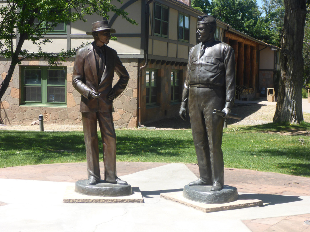 Dr. J. Robert Oppenheimer and General Leslie Statues-Los Alamos必去景点