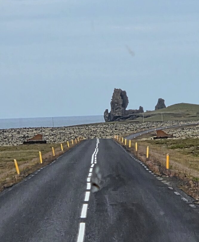 Londrangar Basalt Cliffs-Hellnar必去景点