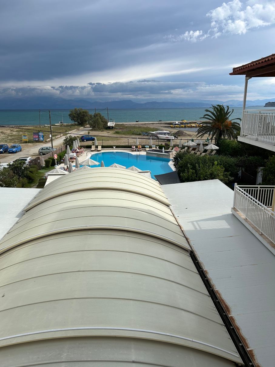 Three Brothers Pool Bar-Restaurant-Hotel-旅行者