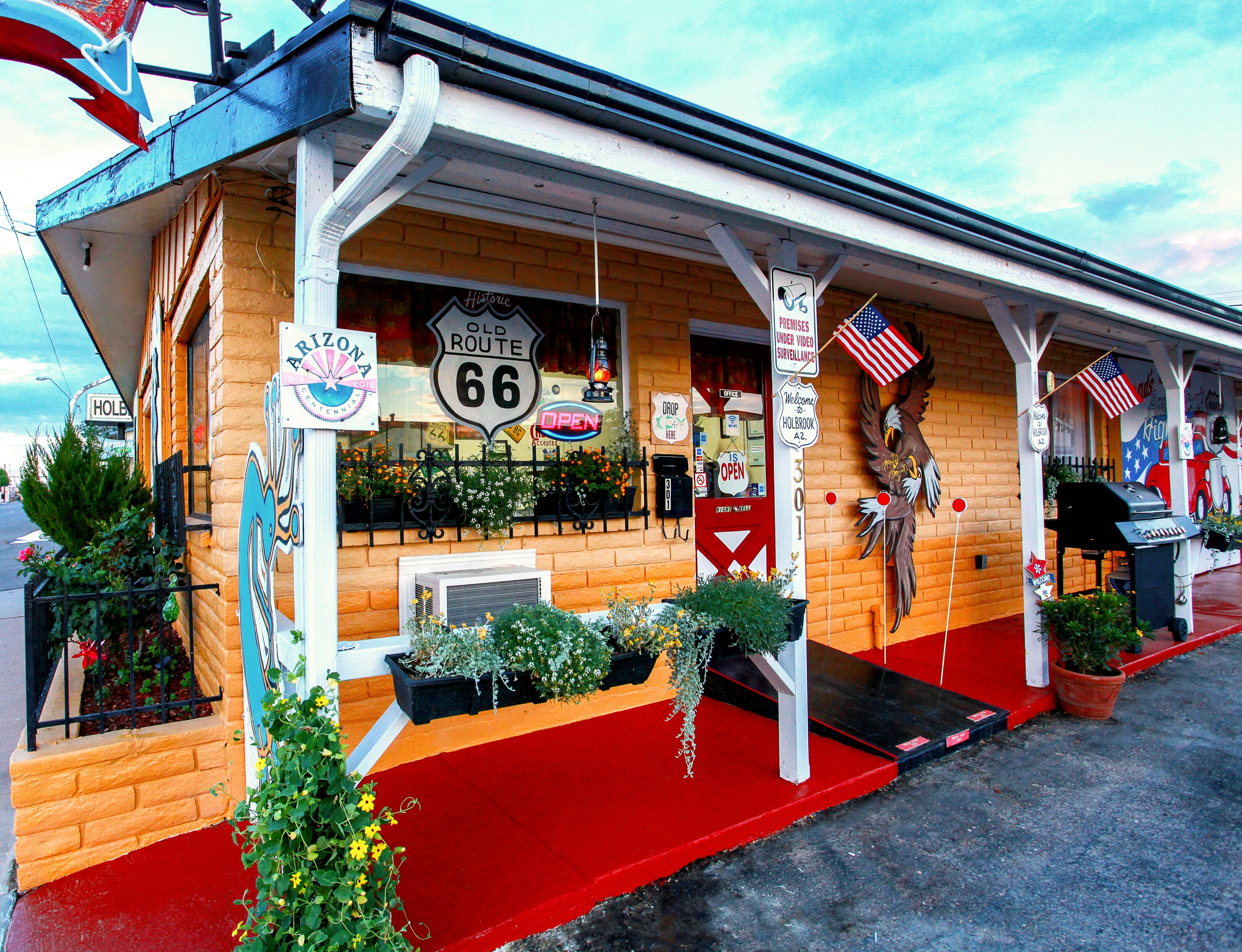 Brad's Desert Inn-官方