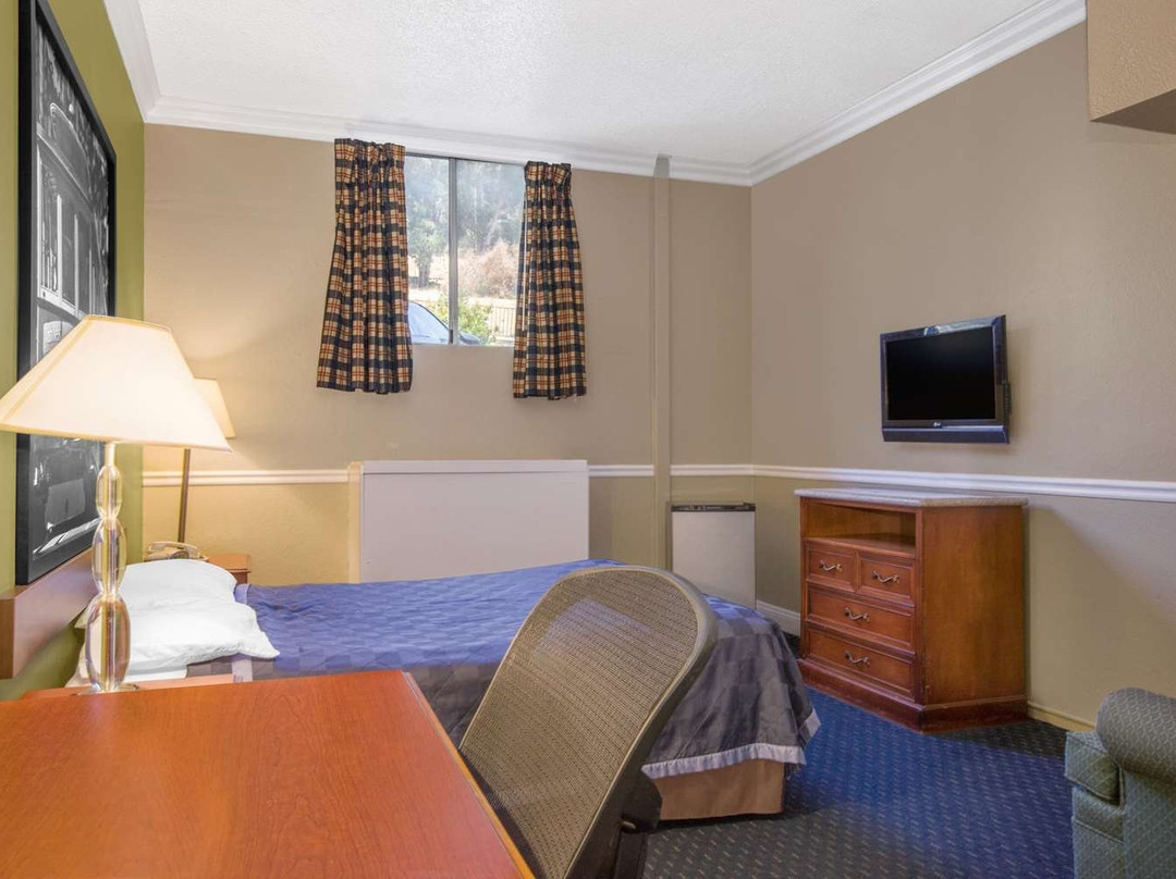 Super 8 by Wyndham Hayward Downtown