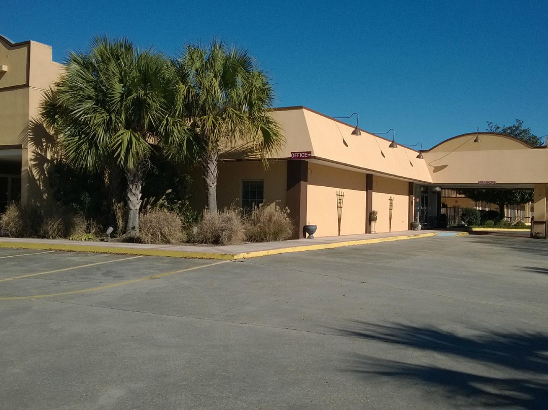 Discovery Inn & Suites