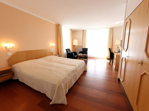 岳罗普酒店主图