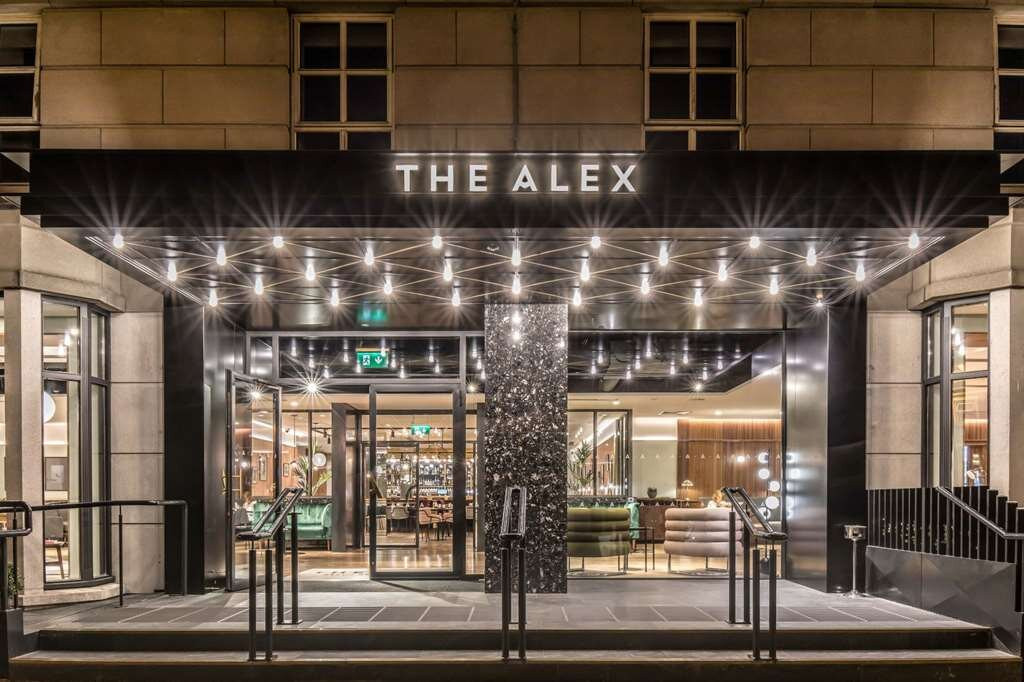 亚历山大饭店主图