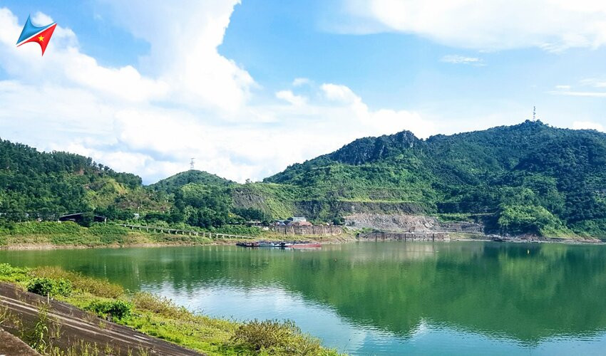Hoa Binh Lake景点图片