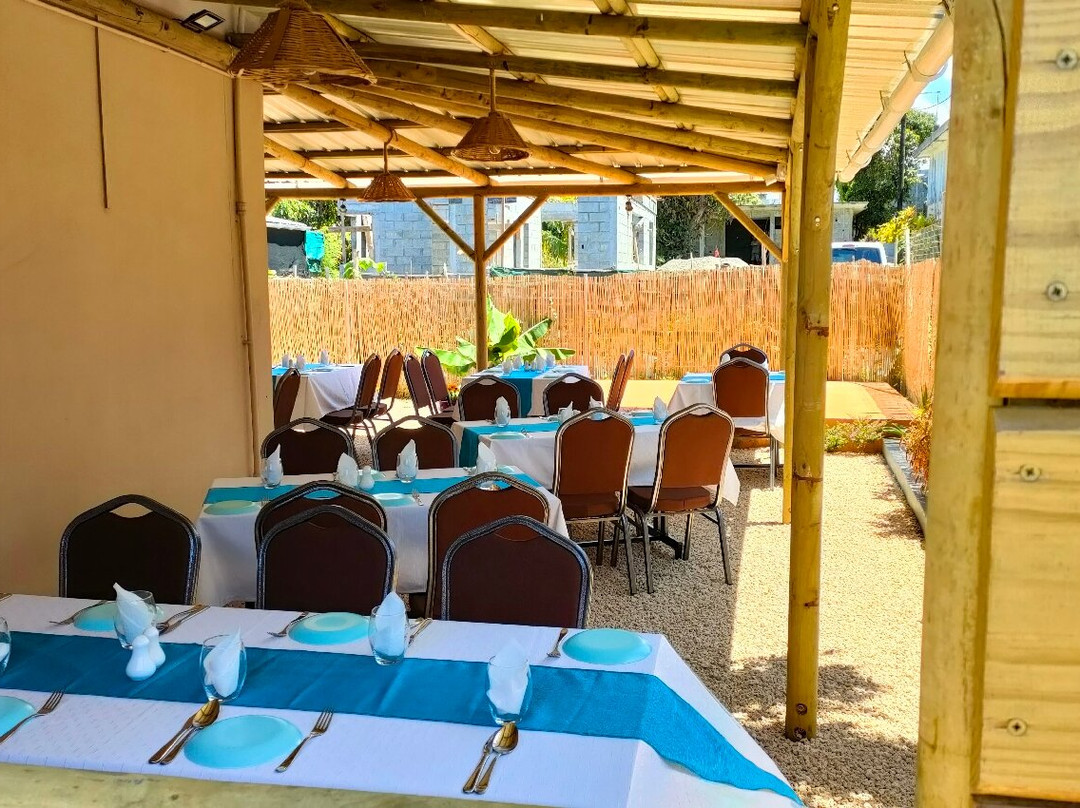 里维耶尔德桑吉耶餐馆和美食-Saveurs Otentik Restaurant