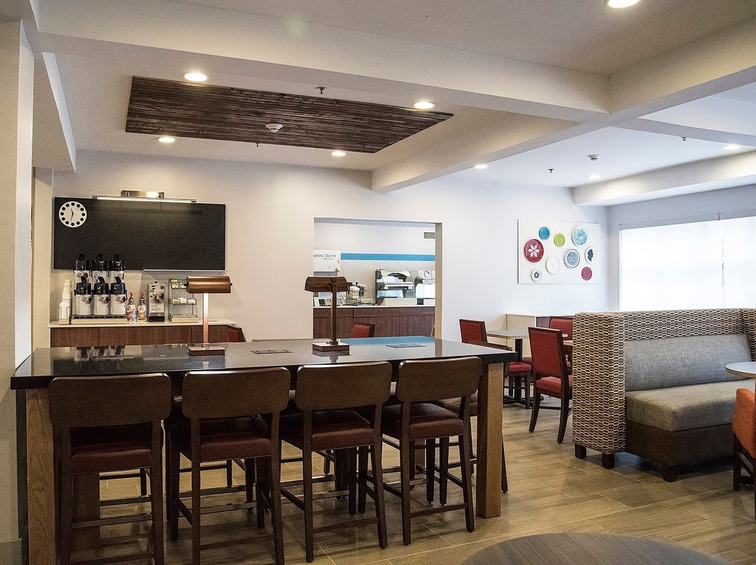 Alexandria Express & Suites主图