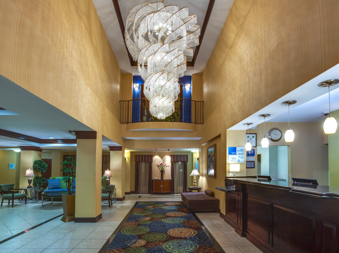 Holiday Inn Express & Suites Tower Center New Brunswick by IHG主图