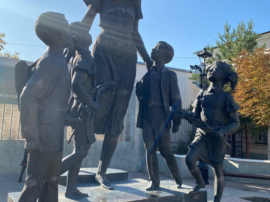 Monument The First Teacher景点图片