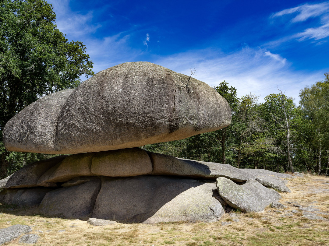 Les Pierres Jaumâtres-Toulx-Sainte-Croix必去景点