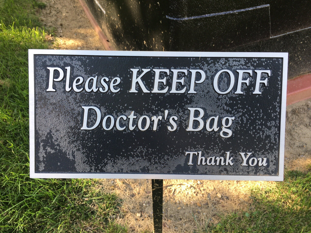 Huge Doctor's Bag With Stethescope景点图片