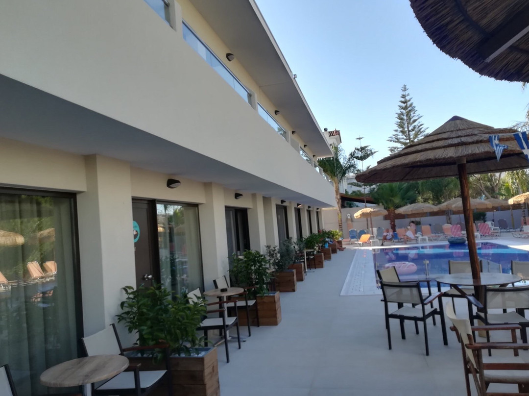 Paradise Bar Apartments主图