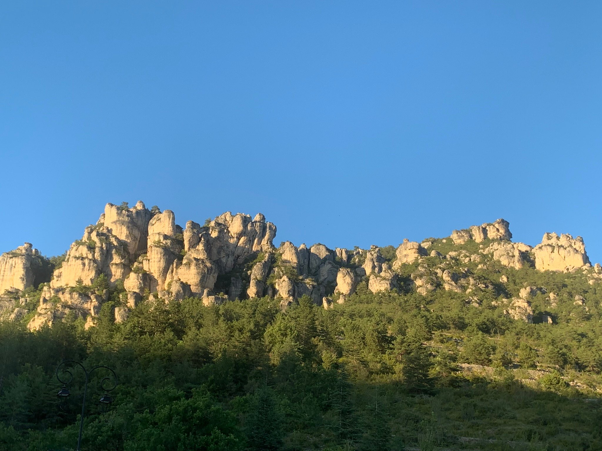 Les Falaises-官方