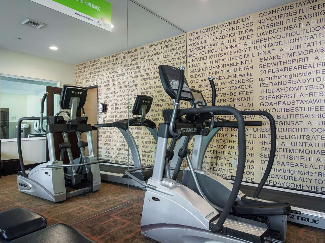 奥本拉昆塔套房酒店主图