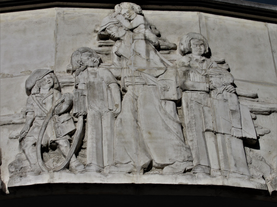 Bas-relief signalant l'entrée de l'école de garçons-Romainville必去景点
