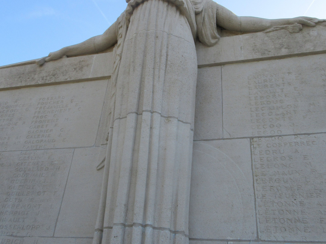 Monument Aux Morts景点图片