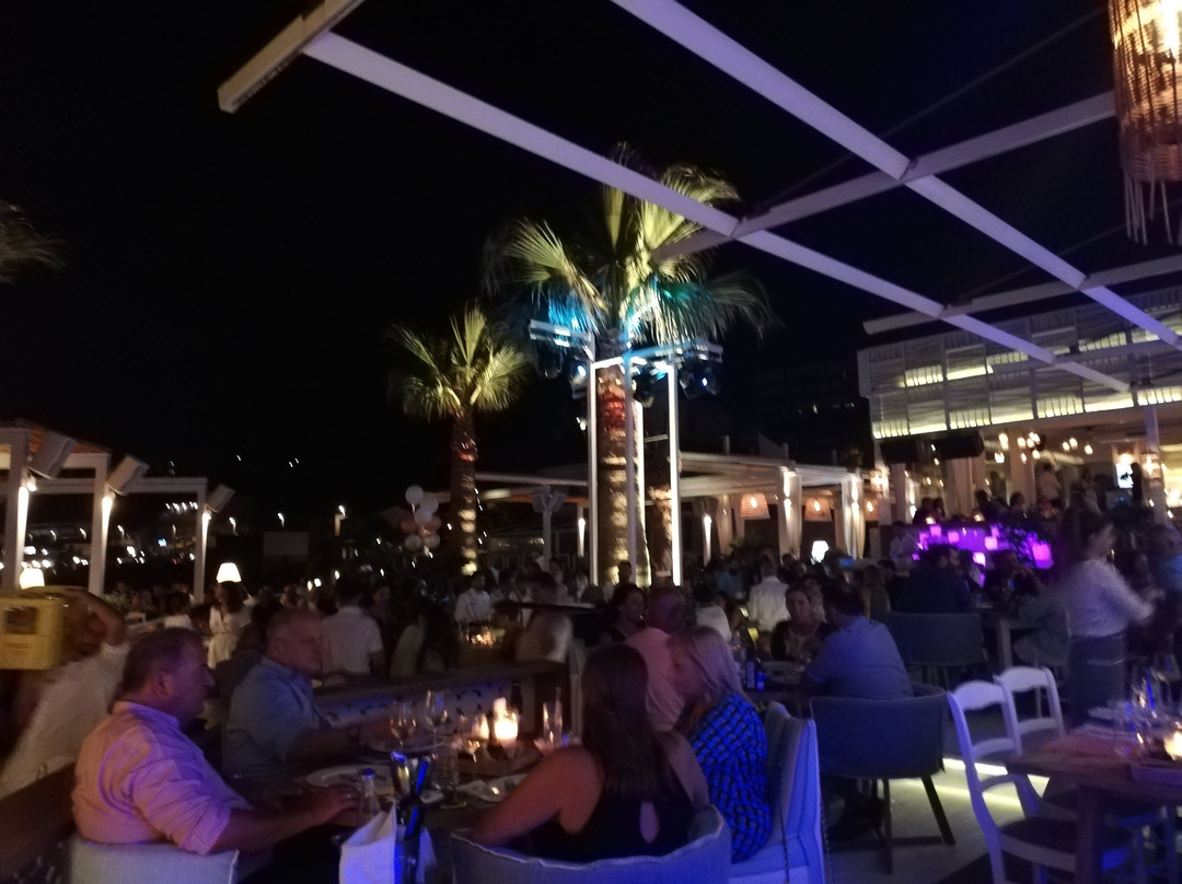 Cavo Seaside Suites主图