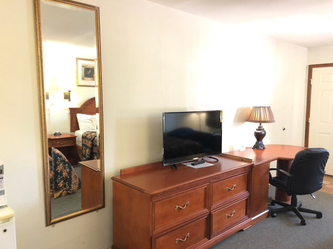 Ozark Inn & Suites主图